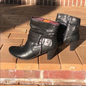 Pikolinos black short boots
